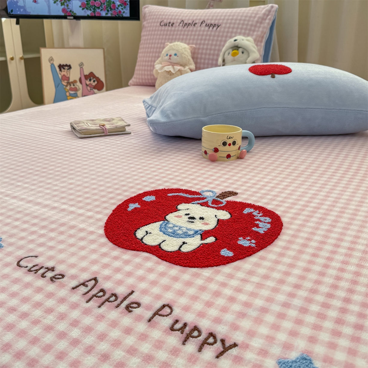 91家纺网 家纺一手货源 找家纺 灰鲸 2025新款高克重牛奶绒毛巾绣单床单 粉格苹果狗