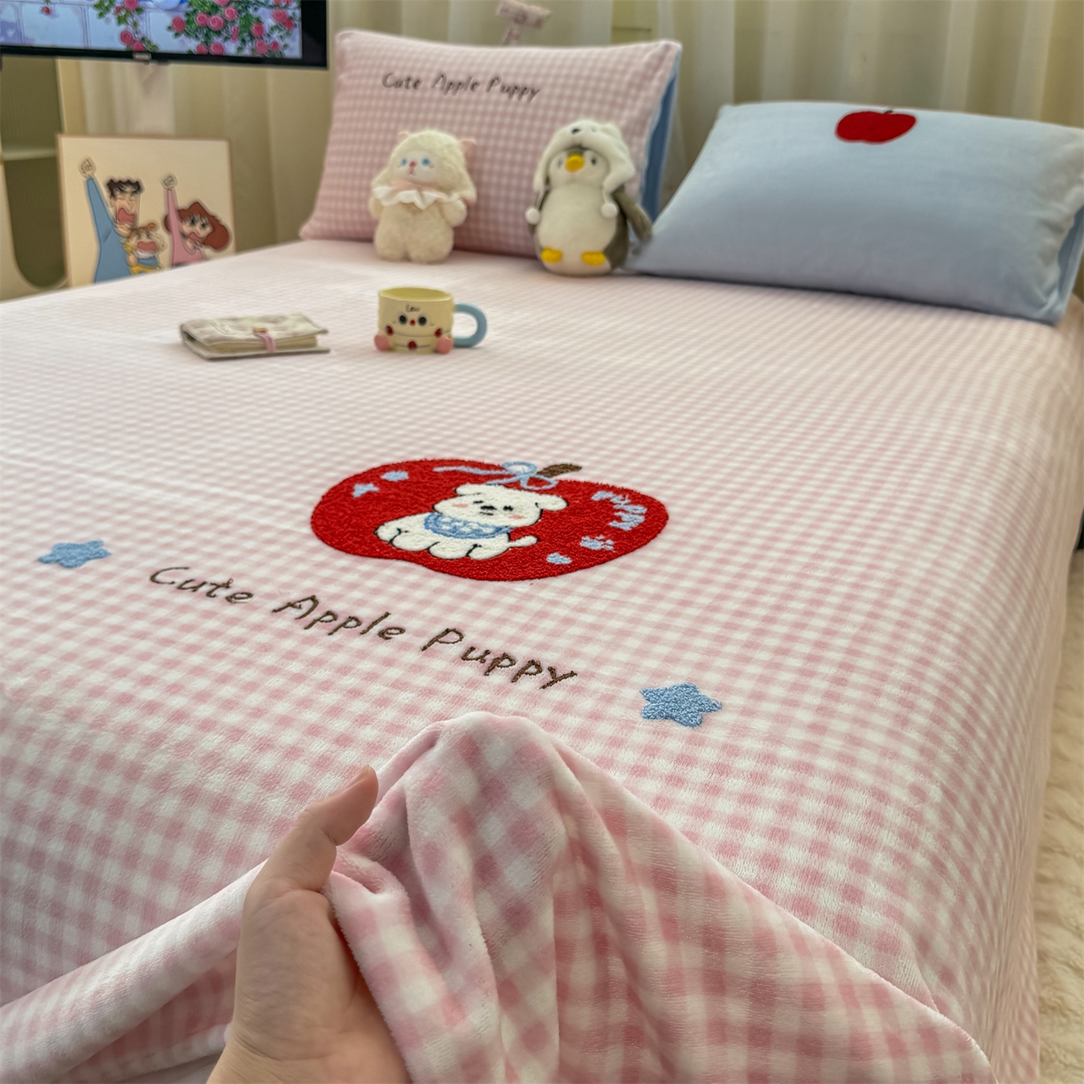 91家纺网 家纺一手货源 找家纺 灰鲸 2025新款高克重牛奶绒毛巾绣单床单 粉格苹果狗