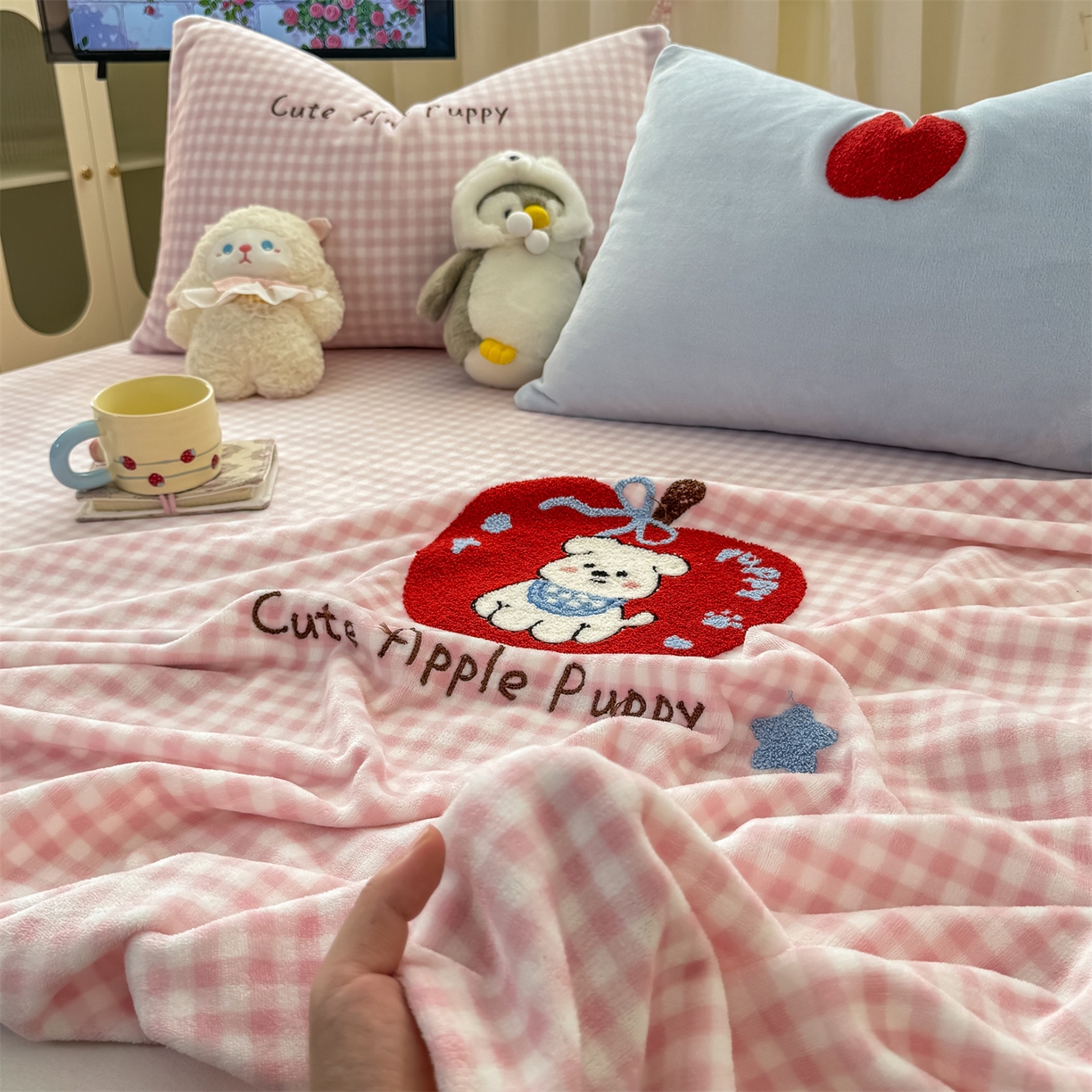 91家纺网 家纺一手货源 找家纺 灰鲸 2025新款高克重牛奶绒毛巾绣单床单 粉格苹果狗