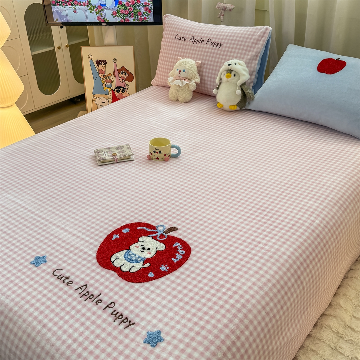 91家纺网 家纺一手货源 找家纺 灰鲸 2025新款高克重牛奶绒毛巾绣单床单 粉格苹果狗