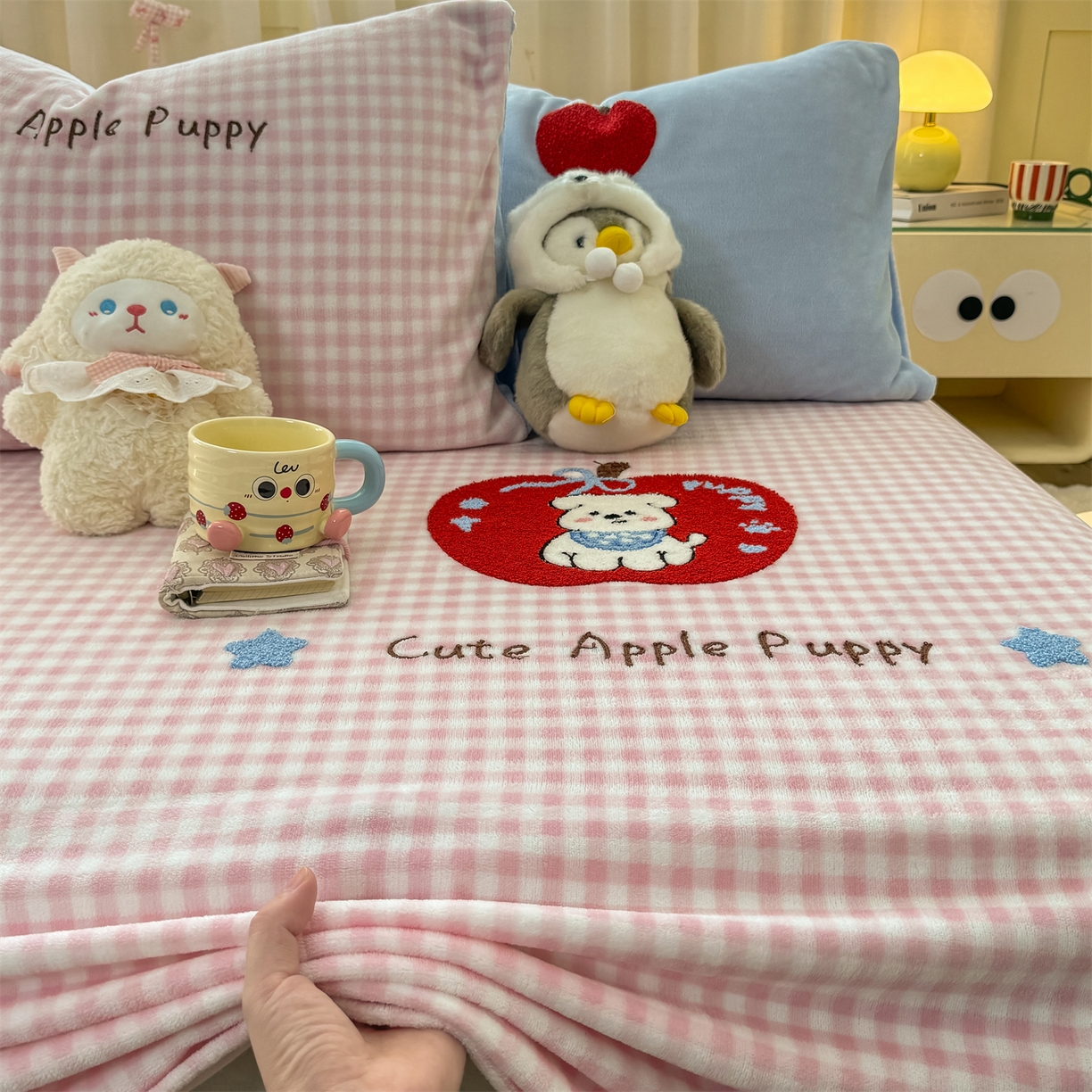 91家纺网 家纺一手货源 找家纺 灰鲸 2025新款高克重牛奶绒毛巾绣单床单 粉格苹果狗