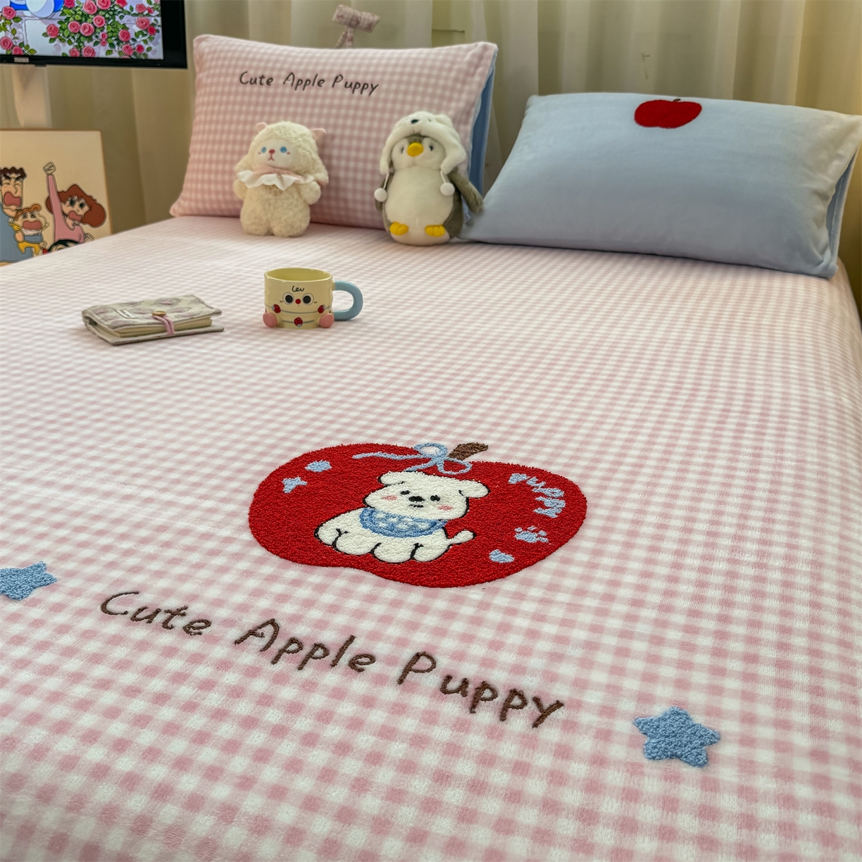 91家纺网 家纺一手货源 找家纺 灰鲸 2025新款高克重牛奶绒毛巾绣单床单 粉格苹果狗