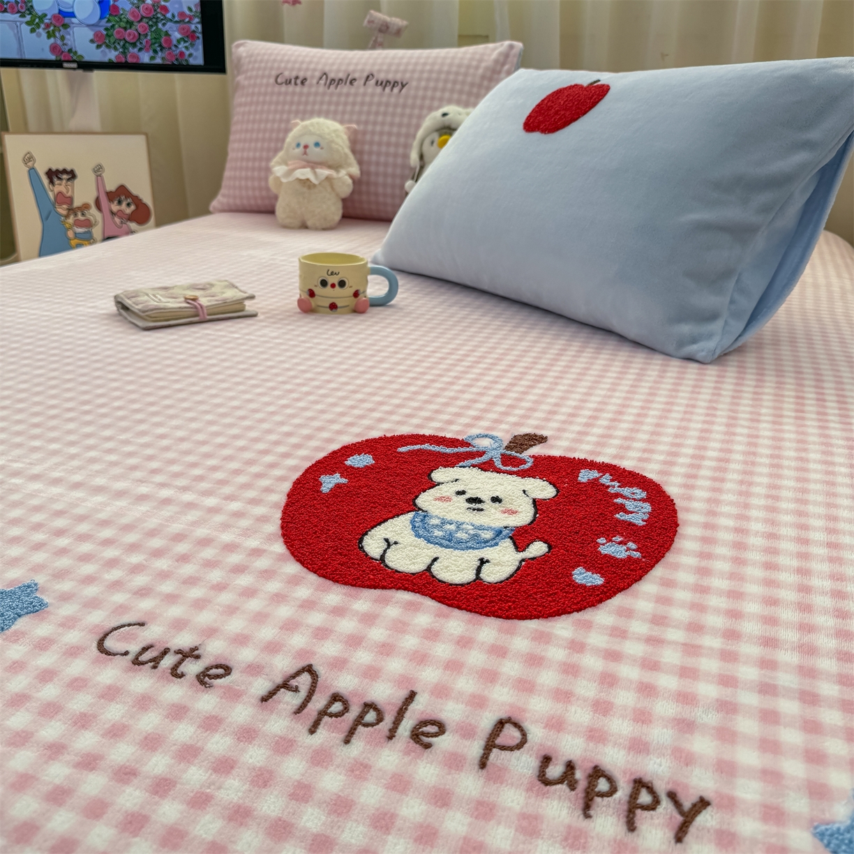 91家纺网 家纺一手货源 找家纺 灰鲸 2025新款高克重牛奶绒毛巾绣单床单 粉格苹果狗