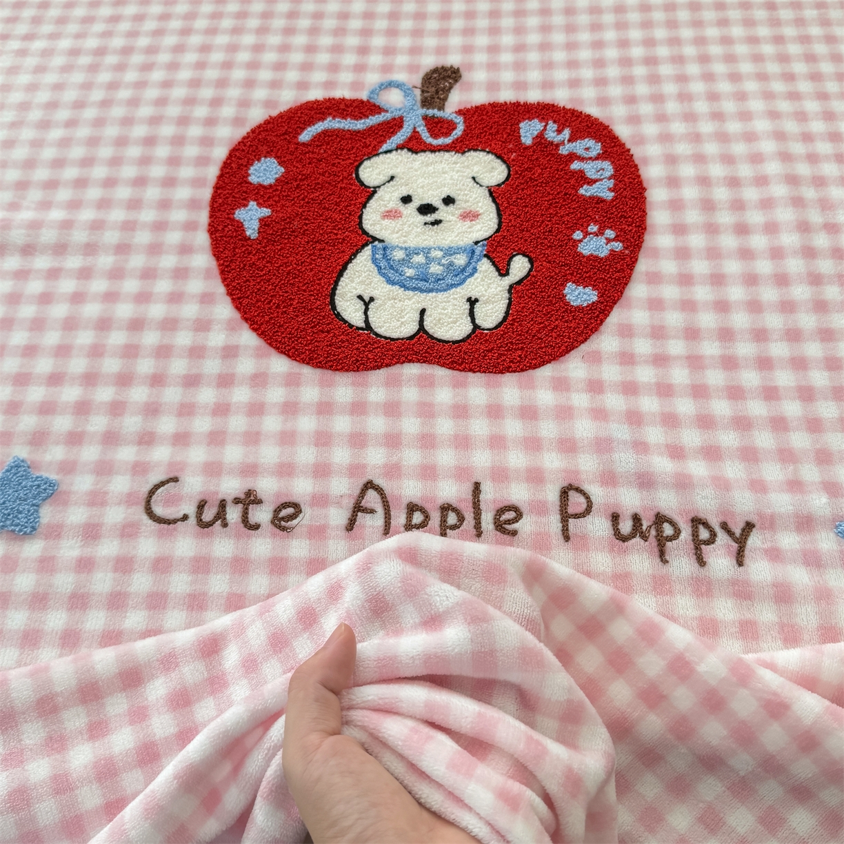 91家纺网 家纺一手货源 找家纺 灰鲸 2025新款高克重牛奶绒毛巾绣单床单 粉格苹果狗