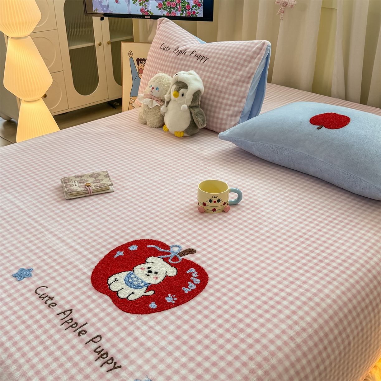 91家纺网 家纺一手货源 找家纺 灰鲸 2025新款高克重牛奶绒毛巾绣单床单 粉格苹果狗