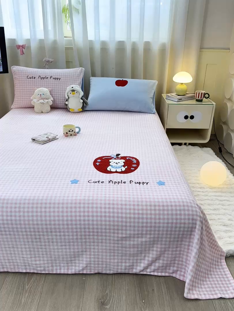 91家纺网 家纺一手货源 找家纺 灰鲸 2025新款高克重牛奶绒毛巾绣单床单 粉格苹果狗