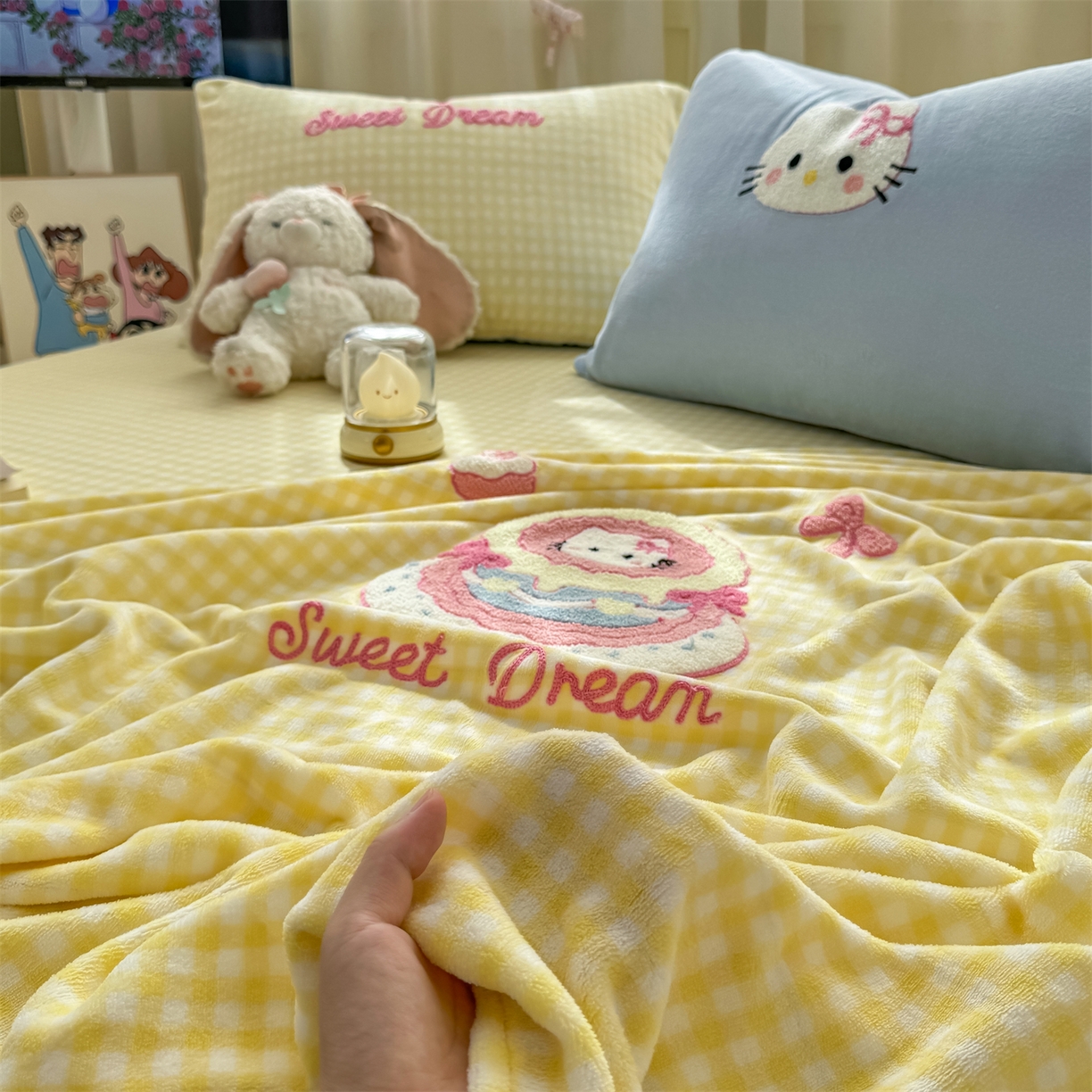 91家纺网 家纺一手货源 找家纺 灰鲸 2025新款高克重牛奶绒毛巾绣单床单 黄格蛋糕喵
