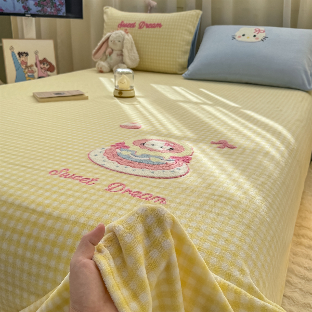 91家纺网 家纺一手货源 找家纺 灰鲸 2025新款高克重牛奶绒毛巾绣单床单 黄格蛋糕喵