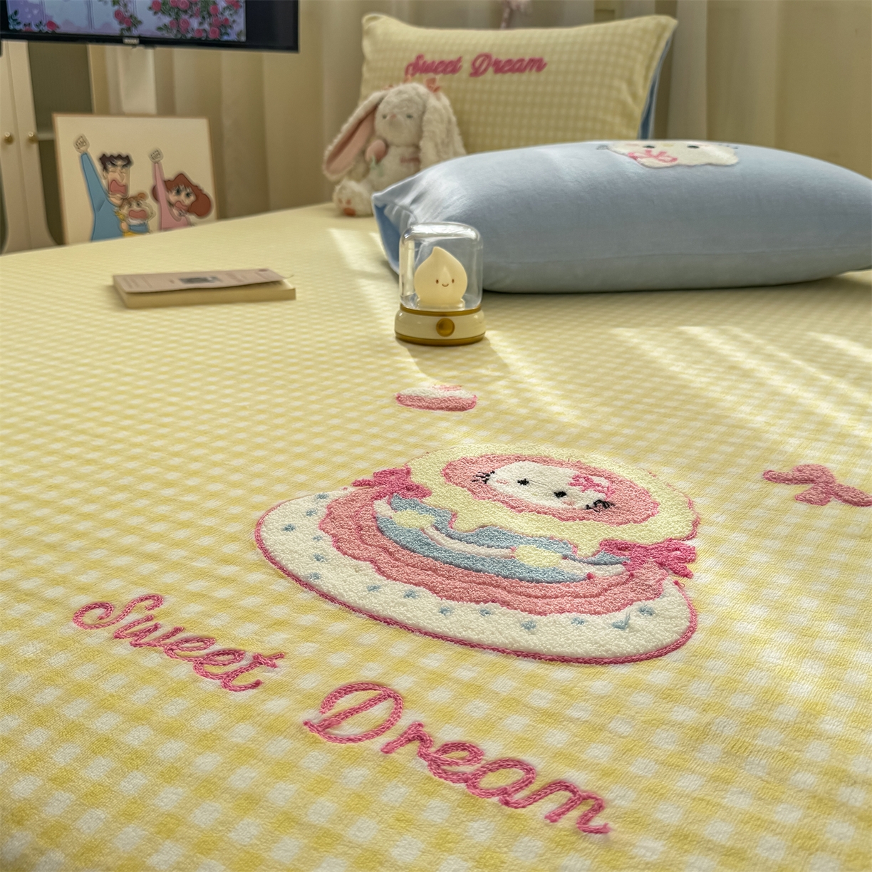 91家纺网 家纺一手货源 找家纺 灰鲸 2025新款高克重牛奶绒毛巾绣单床单 黄格蛋糕喵