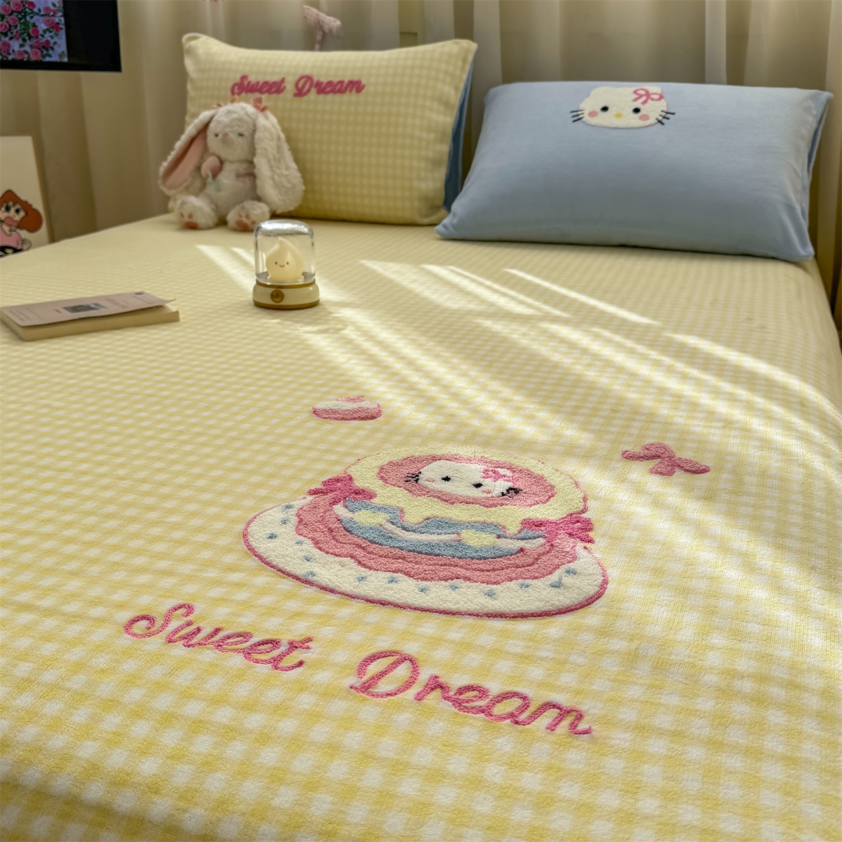 91家纺网 家纺一手货源 找家纺 灰鲸 2025新款高克重牛奶绒毛巾绣单床单 黄格蛋糕喵