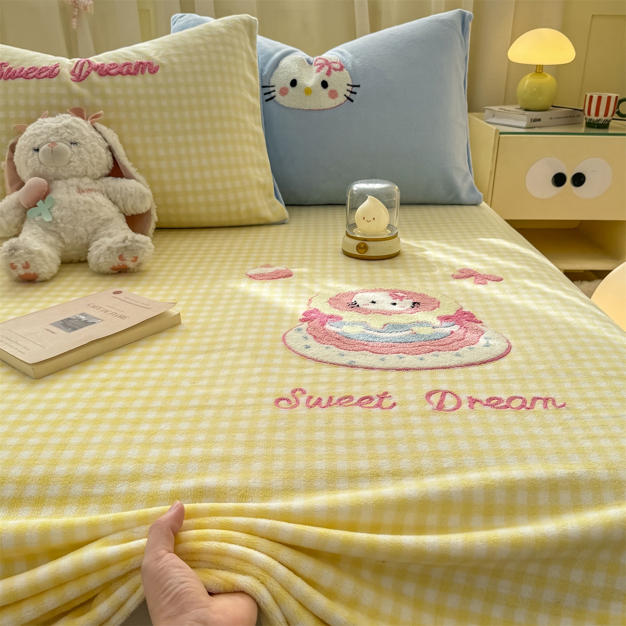 91家纺网 家纺一手货源 找家纺 灰鲸 2025新款高克重牛奶绒毛巾绣单床单 黄格蛋糕喵