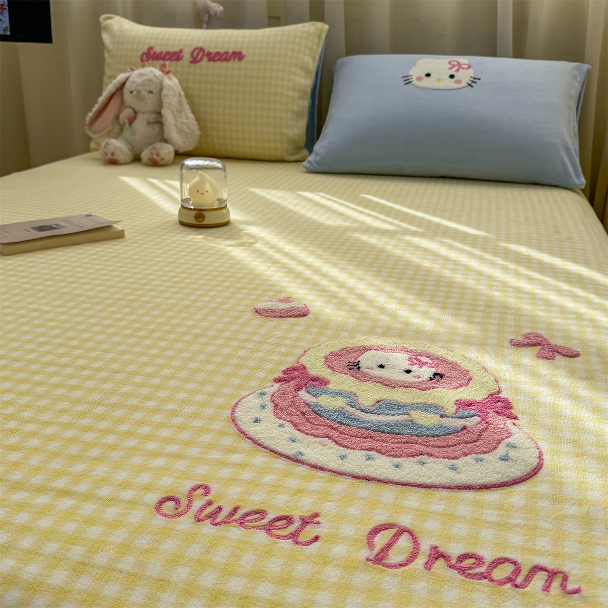 91家纺网 家纺一手货源 找家纺 灰鲸 2025新款高克重牛奶绒毛巾绣单床单 黄格蛋糕喵