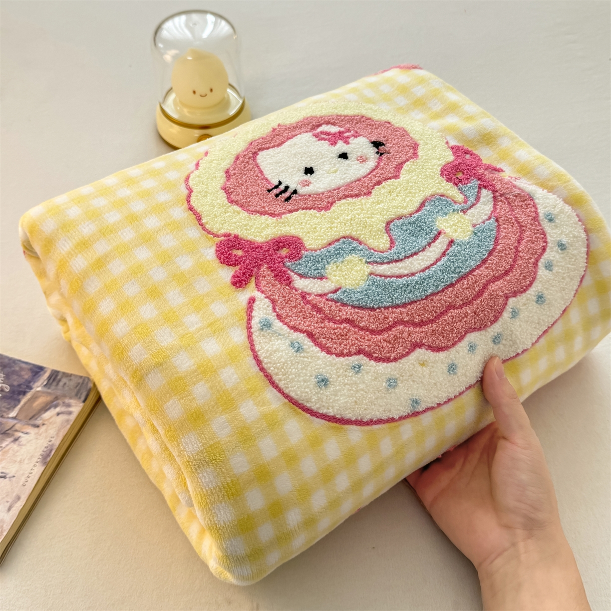 91家纺网 家纺一手货源 找家纺 灰鲸 2025新款高克重牛奶绒毛巾绣单床单 黄格蛋糕喵