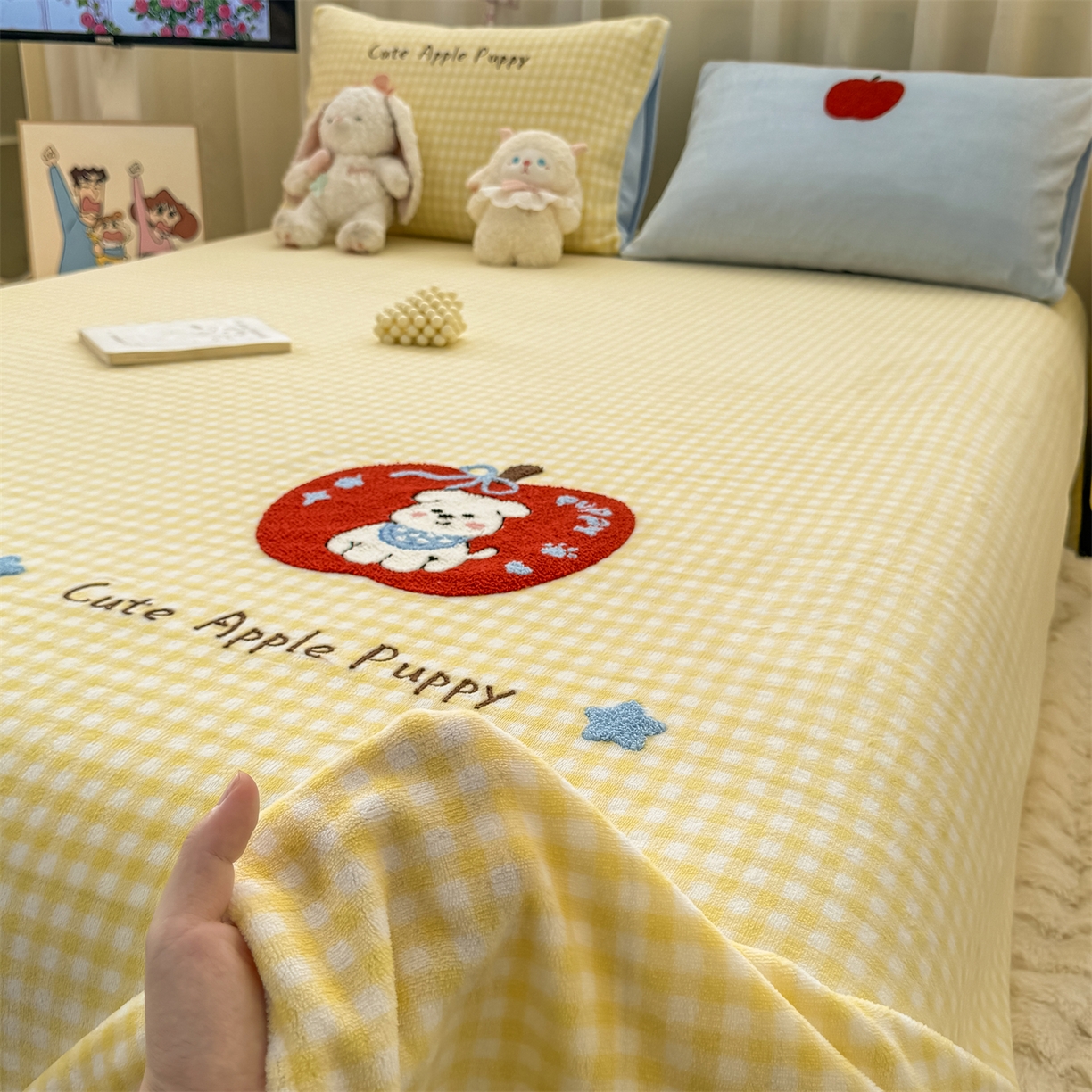 91家纺网 家纺一手货源 找家纺 灰鲸 2025新款高克重牛奶绒毛巾绣单床单 黄格苹果狗