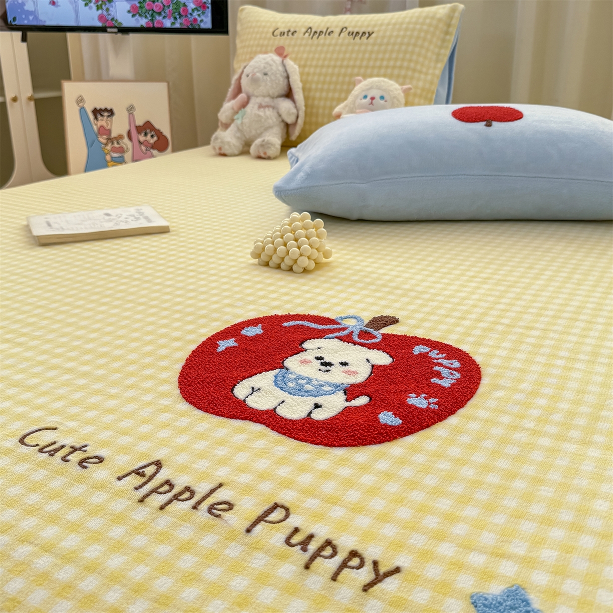 91家纺网 家纺一手货源 找家纺 灰鲸 2025新款高克重牛奶绒毛巾绣单床单 黄格苹果狗