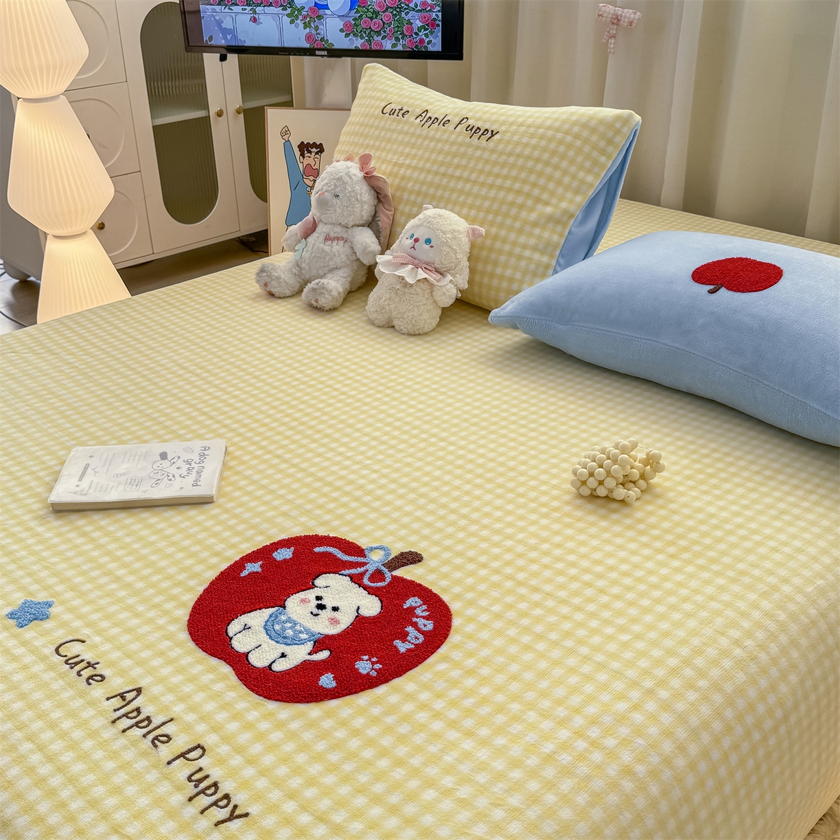 91家纺网 家纺一手货源 找家纺 灰鲸 2025新款高克重牛奶绒毛巾绣单床单 黄格苹果狗