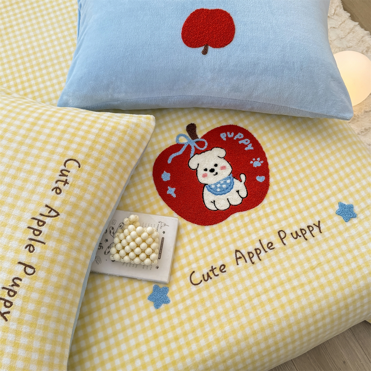 91家纺网 家纺一手货源 找家纺 灰鲸 2025新款高克重牛奶绒毛巾绣单床单 黄格苹果狗