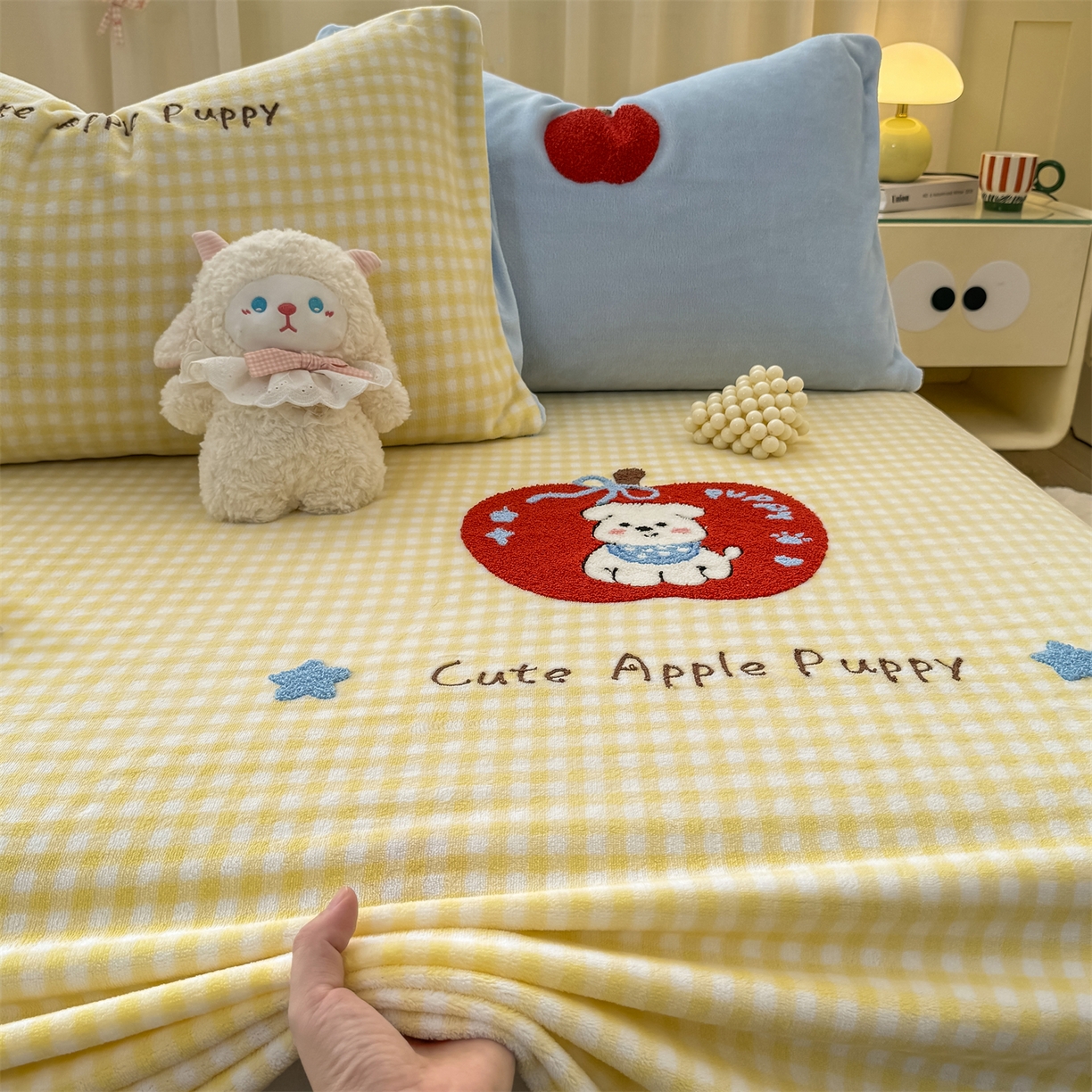 91家纺网 家纺一手货源 找家纺 灰鲸 2025新款高克重牛奶绒毛巾绣单床单 黄格苹果狗