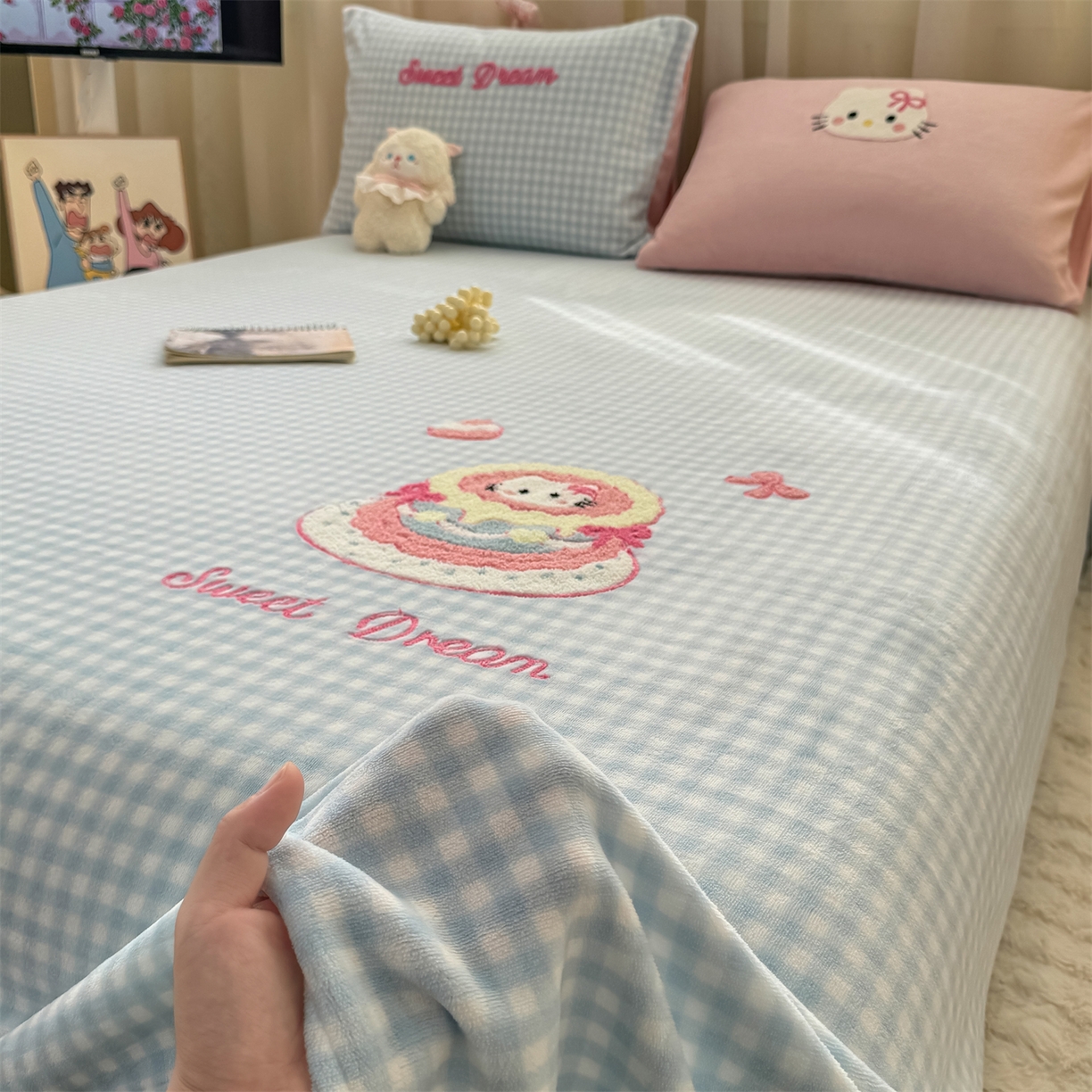 91家纺网 家纺一手货源 找家纺 灰鲸 2025新款高克重牛奶绒毛巾绣单床单 蓝格蛋糕喵