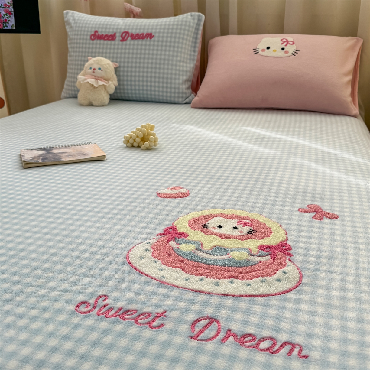 91家纺网 家纺一手货源 找家纺 灰鲸 2025新款高克重牛奶绒毛巾绣单床单 蓝格蛋糕喵