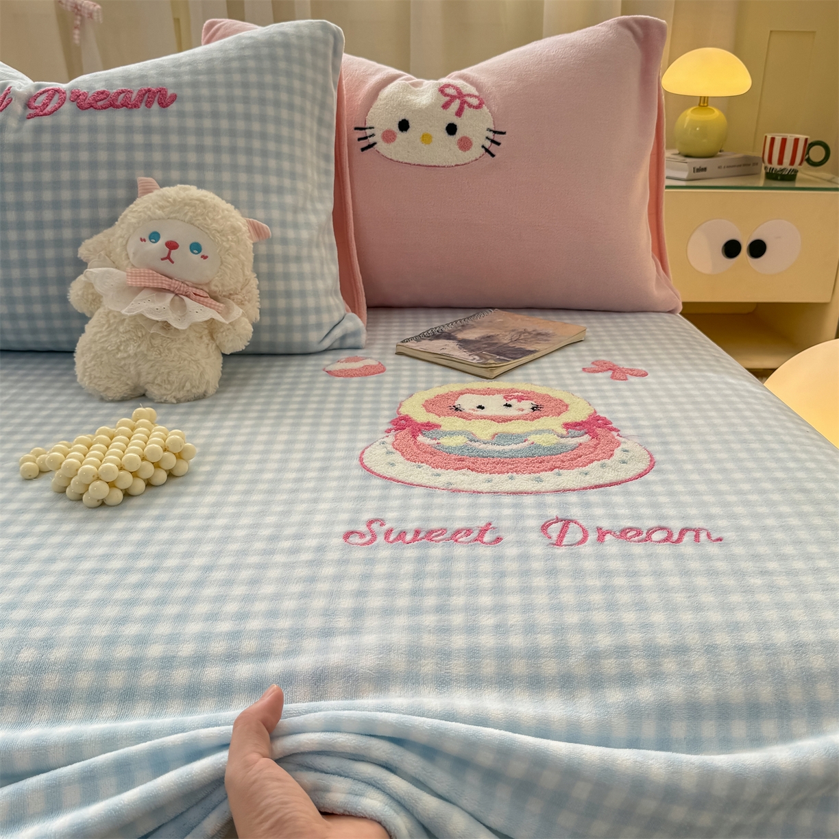 91家纺网 家纺一手货源 找家纺 灰鲸 2025新款高克重牛奶绒毛巾绣单床单 蓝格蛋糕喵