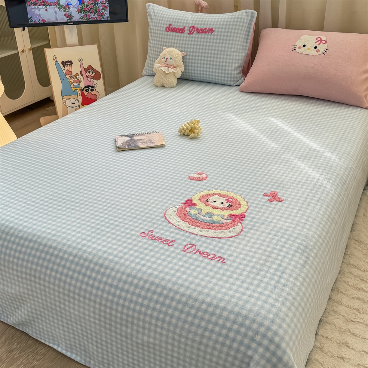91家纺网 家纺一手货源 找家纺 灰鲸 2025新款高克重牛奶绒毛巾绣单床单 蓝格蛋糕喵