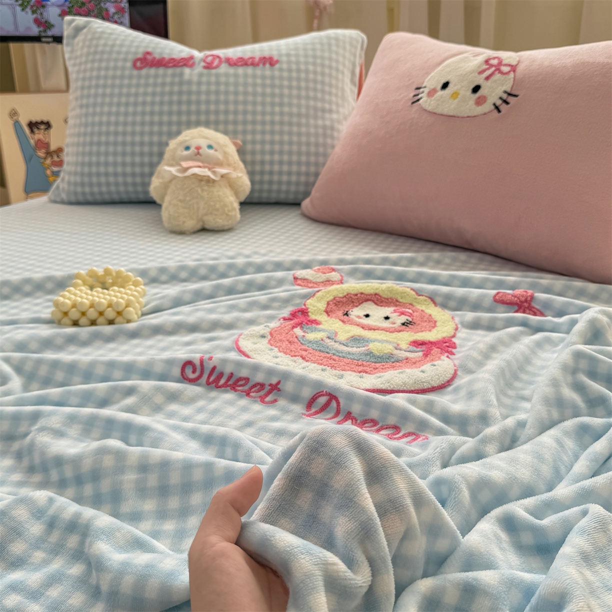 91家纺网 家纺一手货源 找家纺 灰鲸 2025新款高克重牛奶绒毛巾绣单床单 蓝格蛋糕喵