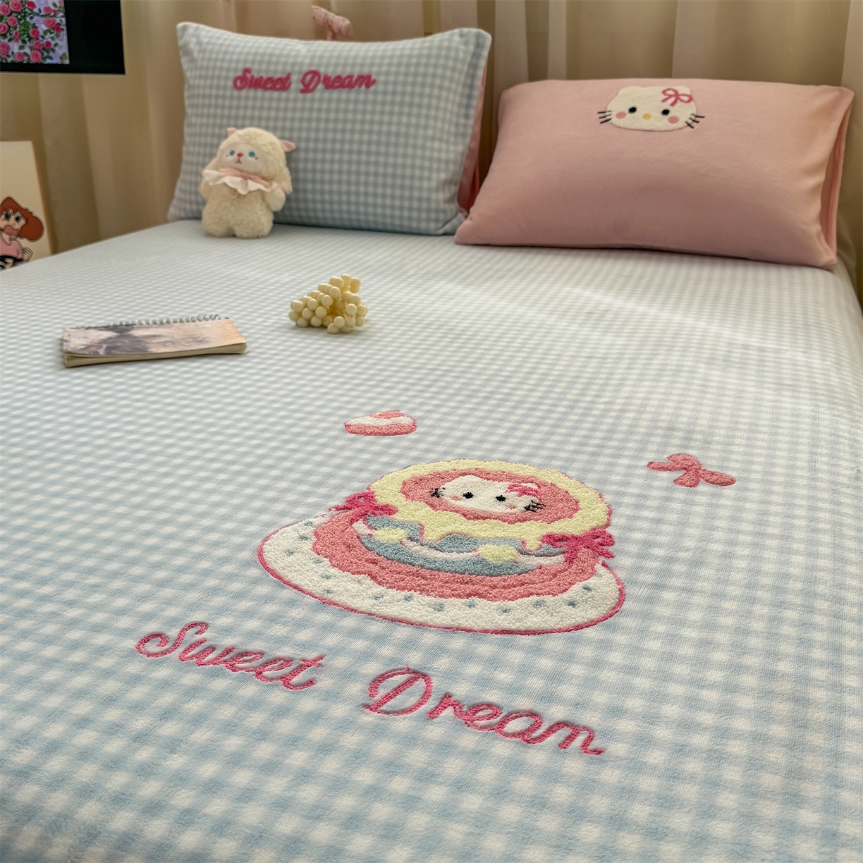 91家纺网 家纺一手货源 找家纺 灰鲸 2025新款高克重牛奶绒毛巾绣单床单 蓝格蛋糕喵