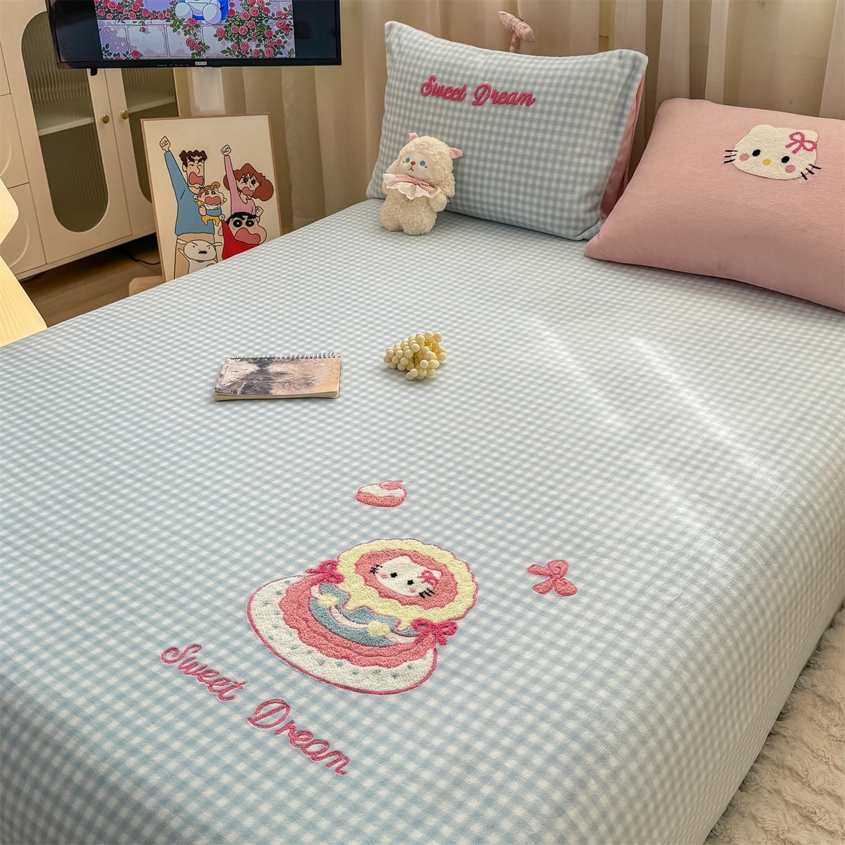 91家纺网 家纺一手货源 找家纺 灰鲸 2025新款高克重牛奶绒毛巾绣单床单 蓝格蛋糕喵