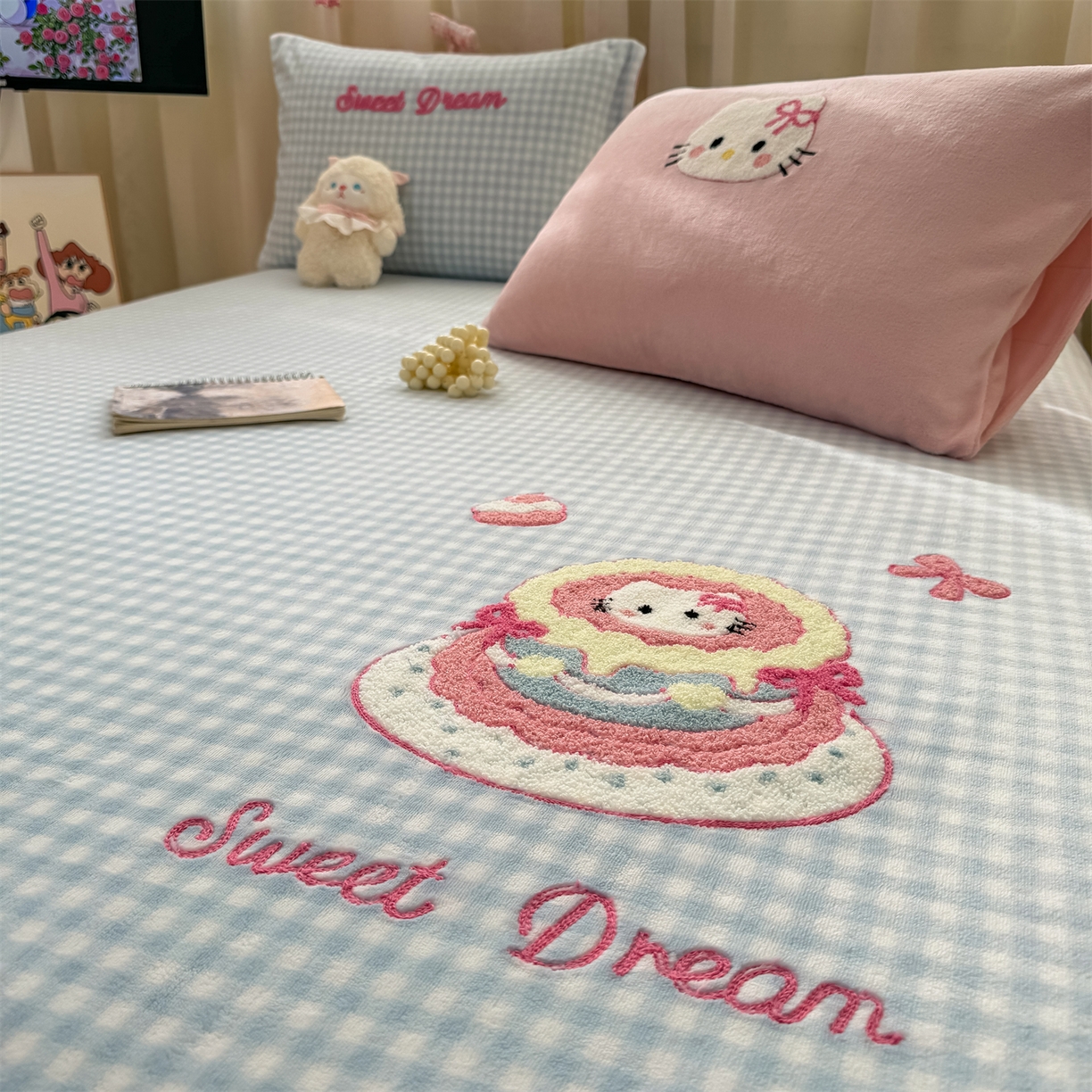 91家纺网 家纺一手货源 找家纺 灰鲸 2025新款高克重牛奶绒毛巾绣单床单 蓝格蛋糕喵