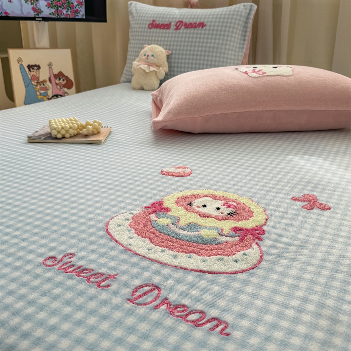 91家纺网 家纺一手货源 找家纺 灰鲸 2025新款高克重牛奶绒毛巾绣单床单 蓝格蛋糕喵