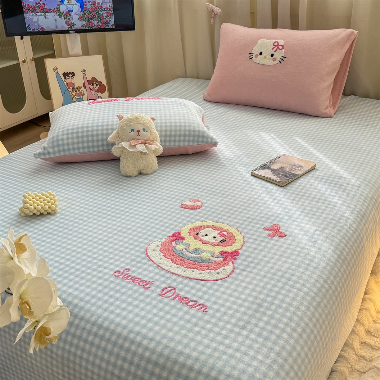 91家纺网 家纺一手货源 找家纺 灰鲸 2025新款高克重牛奶绒毛巾绣单床单 蓝格蛋糕喵