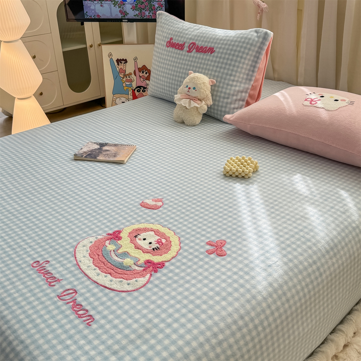 91家纺网 家纺一手货源 找家纺 灰鲸 2025新款高克重牛奶绒毛巾绣单床单 蓝格蛋糕喵