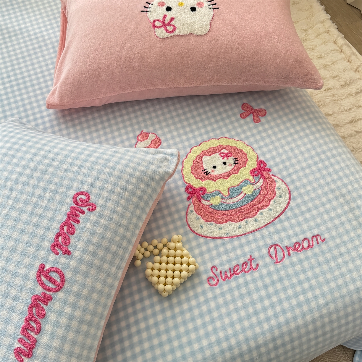 91家纺网 家纺一手货源 找家纺 灰鲸 2025新款高克重牛奶绒毛巾绣单床单 蓝格蛋糕喵