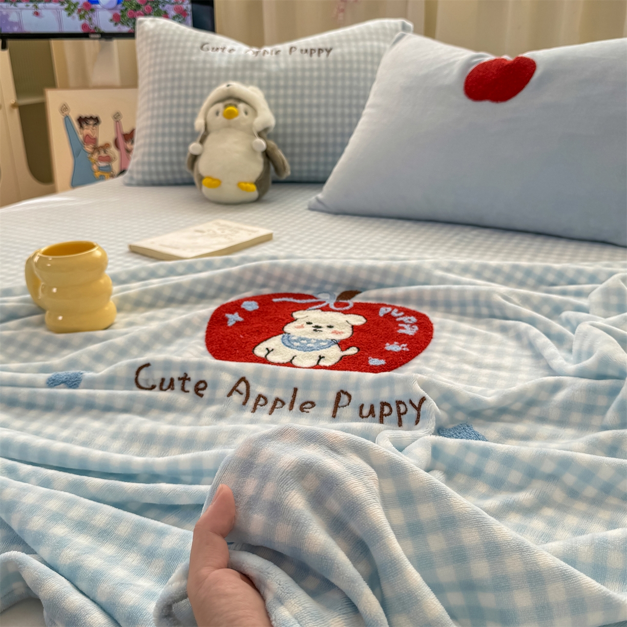 91家纺网 家纺一手货源 找家纺 灰鲸 2025新款高克重牛奶绒毛巾绣单床单 蓝格苹果狗