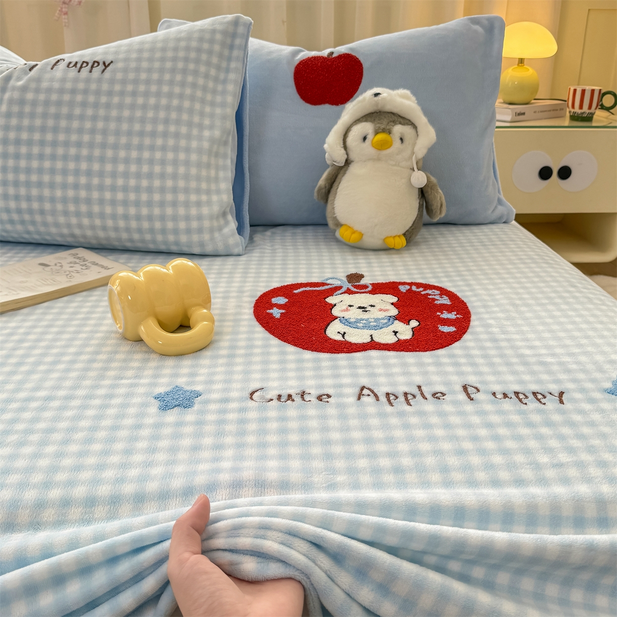 91家纺网 家纺一手货源 找家纺 灰鲸 2025新款高克重牛奶绒毛巾绣单床单 蓝格苹果狗