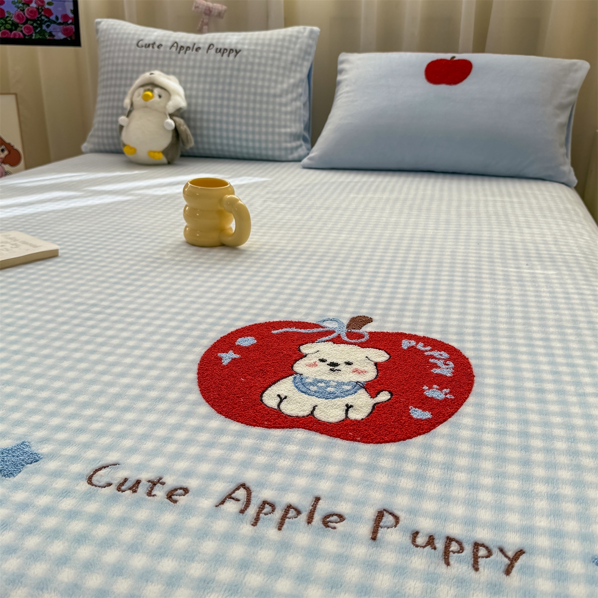 91家纺网 家纺一手货源 找家纺 灰鲸 2025新款高克重牛奶绒毛巾绣单床单 蓝格苹果狗