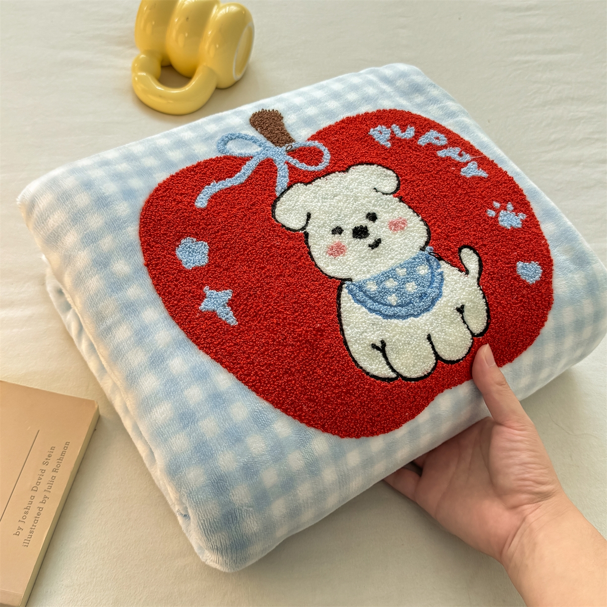 91家纺网 家纺一手货源 找家纺 灰鲸 2025新款高克重牛奶绒毛巾绣单床单 蓝格苹果狗