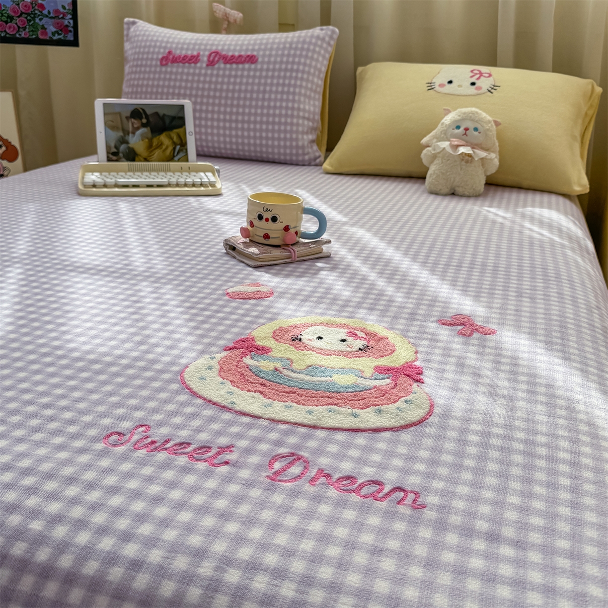 91家纺网 家纺一手货源 找家纺 灰鲸 2025新款高克重牛奶绒毛巾绣单床单 紫格蛋糕喵