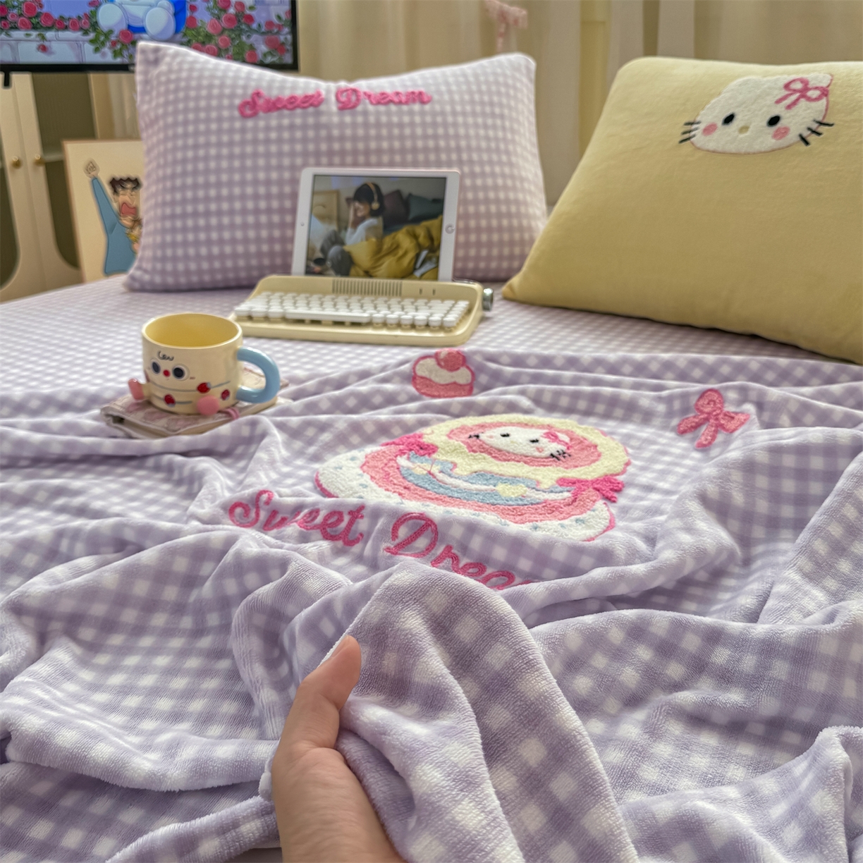 91家纺网 家纺一手货源 找家纺 灰鲸 2025新款高克重牛奶绒毛巾绣单床单 紫格蛋糕喵