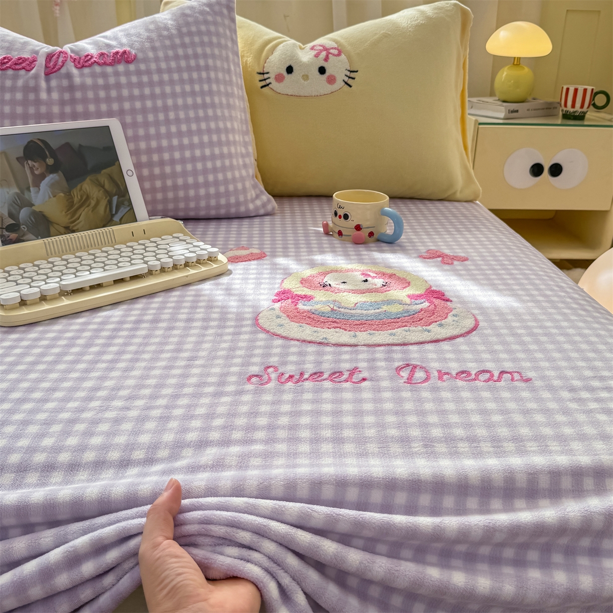 91家纺网 家纺一手货源 找家纺 灰鲸 2025新款高克重牛奶绒毛巾绣单床单 紫格蛋糕喵