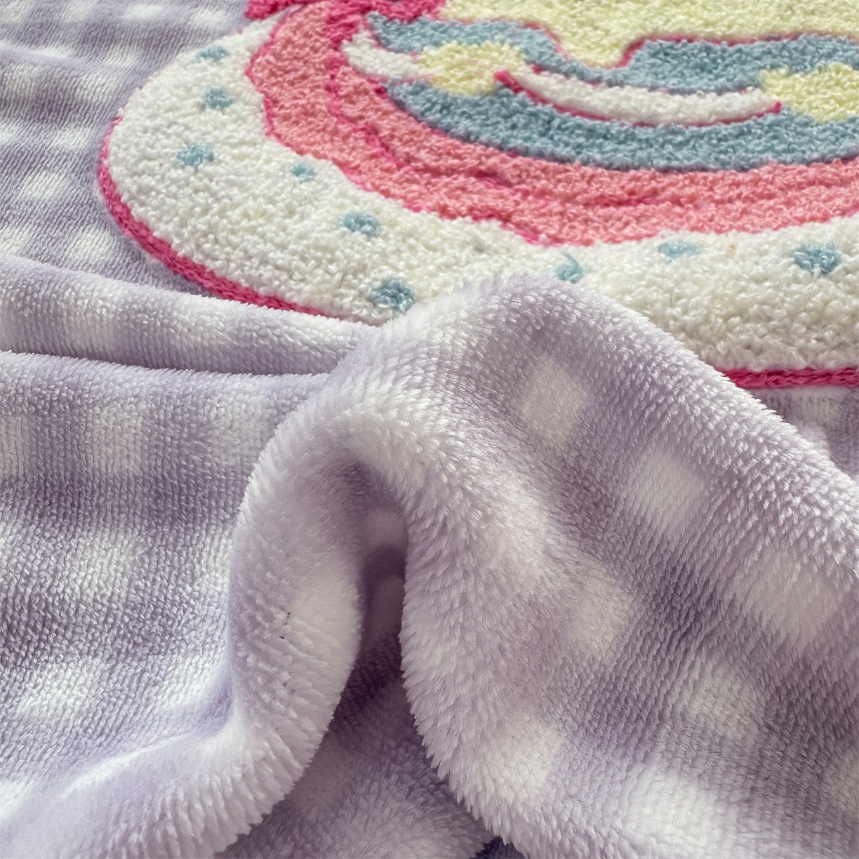 91家纺网 家纺一手货源 找家纺 灰鲸 2025新款高克重牛奶绒毛巾绣单床单 紫格蛋糕喵