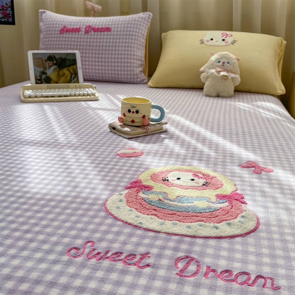 91家纺网 家纺一手货源 找家纺 灰鲸 2025新款高克重牛奶绒毛巾绣单床单 紫格蛋糕喵