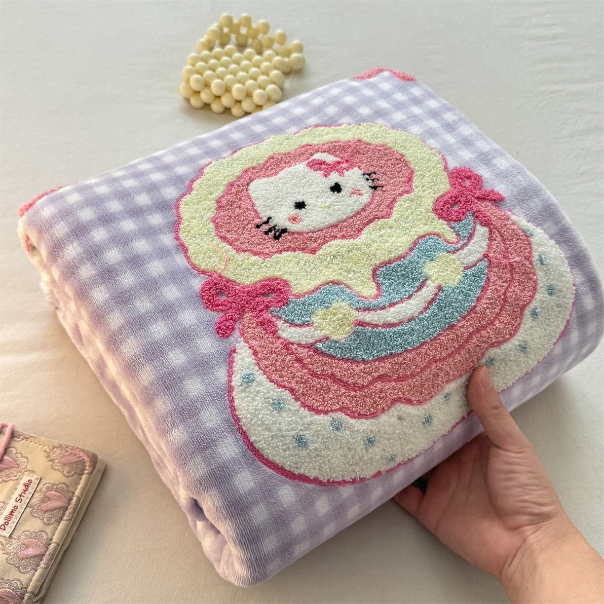 91家纺网 家纺一手货源 找家纺 灰鲸 2025新款高克重牛奶绒毛巾绣单床单 紫格蛋糕喵