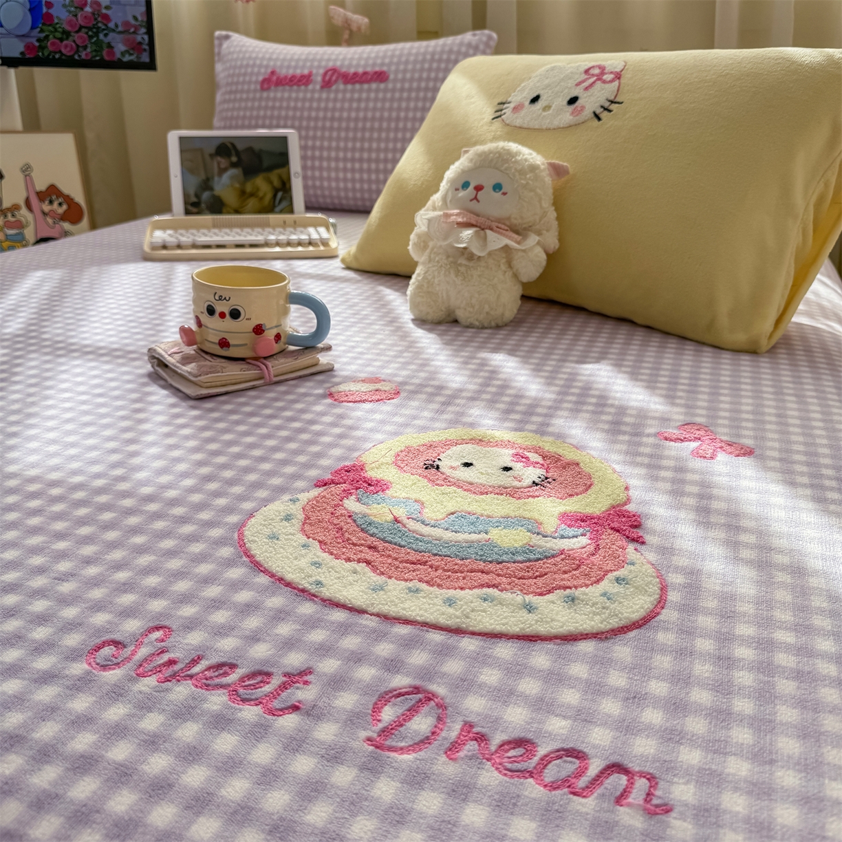 91家纺网 家纺一手货源 找家纺 灰鲸 2025新款高克重牛奶绒毛巾绣单床单 紫格蛋糕喵