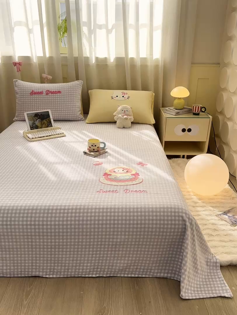 91家纺网 家纺一手货源 找家纺 灰鲸 2025新款高克重牛奶绒毛巾绣单床单 紫格蛋糕喵