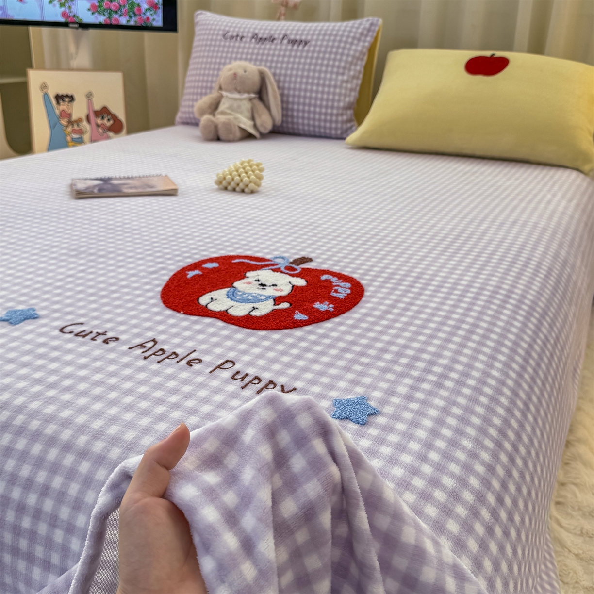 91家纺网 家纺一手货源 找家纺 灰鲸 2025新款高克重牛奶绒毛巾绣单床单 紫格苹果狗