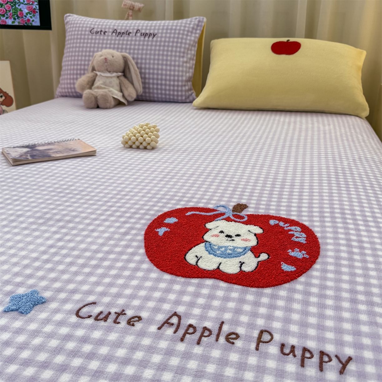 91家纺网 家纺一手货源 找家纺 灰鲸 2025新款高克重牛奶绒毛巾绣单床单 紫格苹果狗