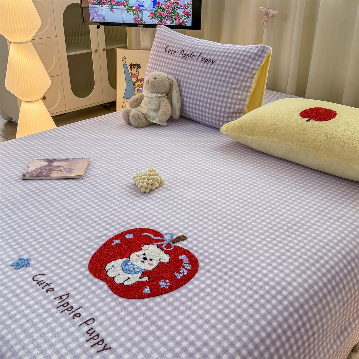 91家纺网 家纺一手货源 找家纺 灰鲸 2025新款高克重牛奶绒毛巾绣单床单 紫格苹果狗