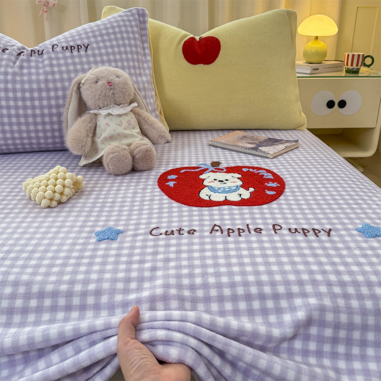 91家纺网 家纺一手货源 找家纺 灰鲸 2025新款高克重牛奶绒毛巾绣单床单 紫格苹果狗